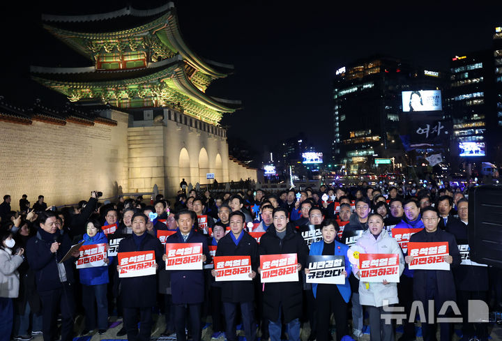[서울=뉴시스] 홍효식 기자 = 박찬대 더불어민주당 원내대표 등 의원들이 11일 오후 서울 종로구 광화문 인근에서 열린 의원총회에서 윤석열 대통령 탄핵을 촉구하며 구호를 외치고 있다. 2025.03.11. yesphto@newsis.com