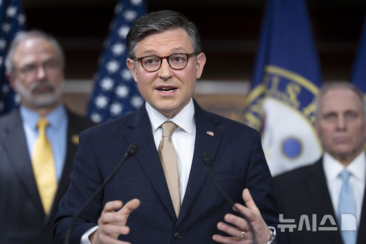 [워싱턴=AP/뉴시스]마이크 존슨 미국 하원의장이 지난 3월11일(현지시각) 정부 셧다운 방지를 위한 예산 법안이 하원을 통과한 뒤 기자회견을 하고 있다. 2025.7.16.