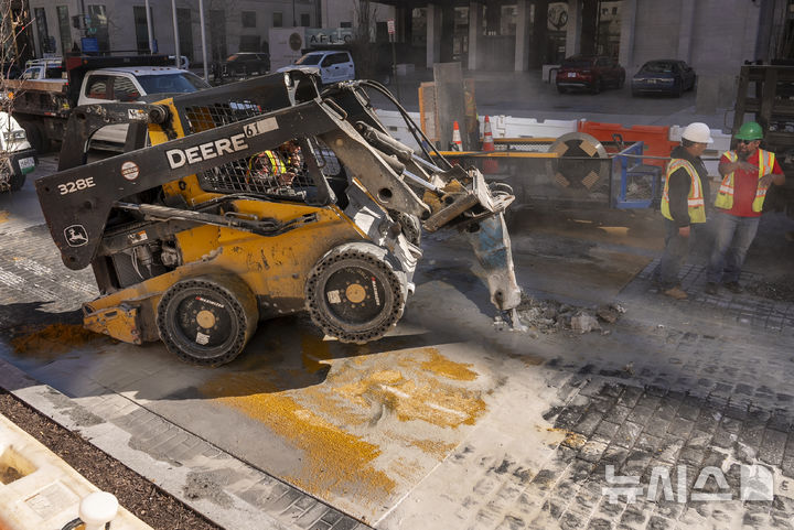 [워싱턴=AP/뉴시스] 올해 3월11일(현지 시간) 미국 워싱턴DC 백악관 앞 라파예트 광장 일대 도로에서 인부들이 '흑인 생명도 소중해'(Black Lives Matter·BLM)라고 쓰인 보도블록을 제거하는 공사를 하고 있다. 2025.03.12.