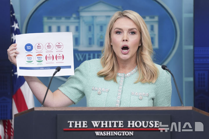 [워싱턴DC=AP/뉴시스]관세를 앞세워 무역 전쟁을 벌이고 있는 미국이 이번엔 일본의 쌀 관세에 대해 언급해 일본이 긴장하고 있다. 사진은 캐롤라인 레빗 미국 백악관 대변인이 11일(현지 시간) 백악관 제임스 브래디 백악관 브리핑룸에서 브리핑하고 있다는 모습. 일본의 쌀 관세에 대해 비판하고 있다. 2025.03.12.