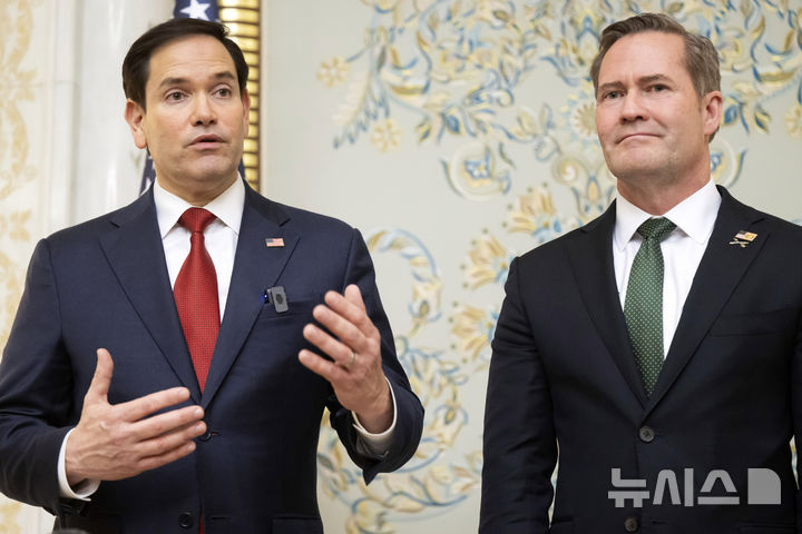 [제다=AP/뉴시스] 미국 마코 루비오(왼쪽) 국무부 장관, 마이크 왈츠 백악관 국가안보보보좌관이 11일(현지 시간) 사우디아라비아 제다에서 우크라이나·미국 고위급 회담을 마친 뒤 취재진과 질의응답을 하고 있다. 2025.03.12.