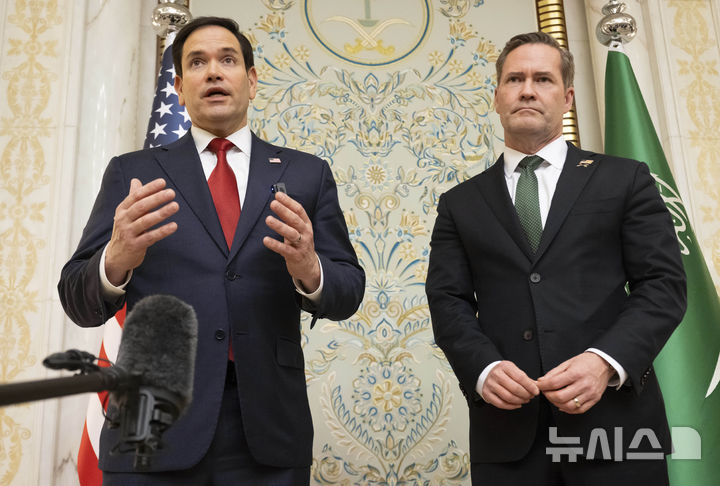 [제다=AP/뉴시스] 11일(현지 시간) 사우디아라비아 제다에서 열린 우크라이나 대표단과의 회담 후 마르코 루비오 미국 국무장관(왼쪽)과 마이크 월츠 미국 국가안보보좌관이 취재진과 이야기를 나누고 있다. 2025.03.11.