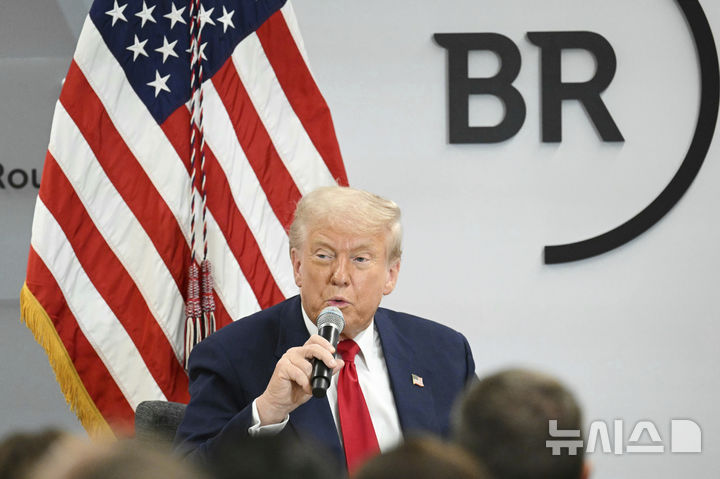 [워싱턴=AP/뉴시스] 도널드 트럼프 미국 대통령이 11일(현지 시간) 워싱턴에서 열린 비즈니스 라운드테이블 회의에 참석해 연설하고 있다. 도널드 트럼프 대통령은 "관세의 긍정적인 영향이 엄청나다"며 자신의 정책을 적극 옹호했다. 2025.03.12.