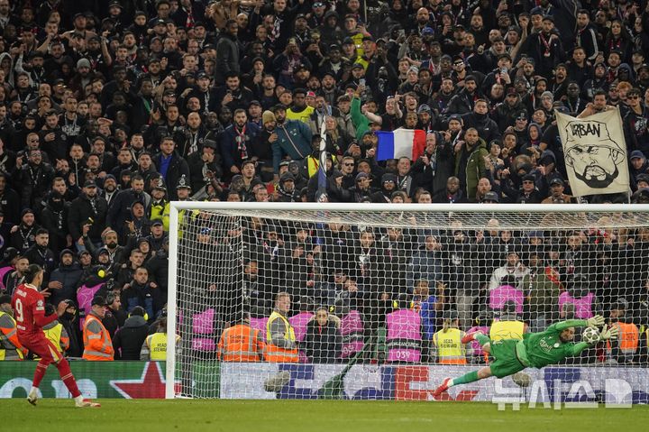 [리버풀=AP/뉴시스]PSG, 승부차기 끝 리버풀 꺾고 UCL 8강행. 2025.03.11.