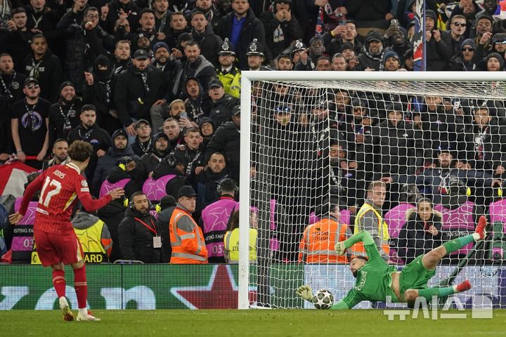 [리버풀=AP/뉴시스] 파리 생제르맹(PSG·프랑스) 골키퍼 지안루이지 돈나룸마(오른쪽)가 11일(현지 시간) 영국 리버풀 안필드에서 열린 2024-25 유럽축구연맹(UEFA) 챔피언스리그(UCL) 16강 2차전 리버풀(영국)과 승부차기 중 커티스 존스의 슛을 막아내고 있다. 돈나룸마는 2개를 막아내는 선방 쇼를 펼쳤다. 2025.03.12.