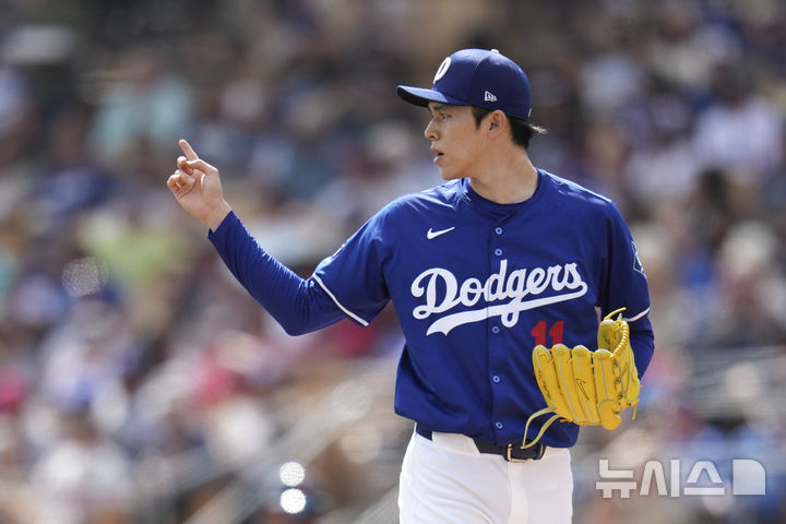 [피닉스=AP/뉴시스] LA 다저스의 사사키 로키가 12일(한국 시간) 미국 애리조나주 글렌데일의 캐멀백 랜치에서 열린 클리블랜드 가디언스와의 2025 메이저리그(MLB) 시범경기에 선발 등판, 4회초 사인을 보내고 있다. 2025.03.12