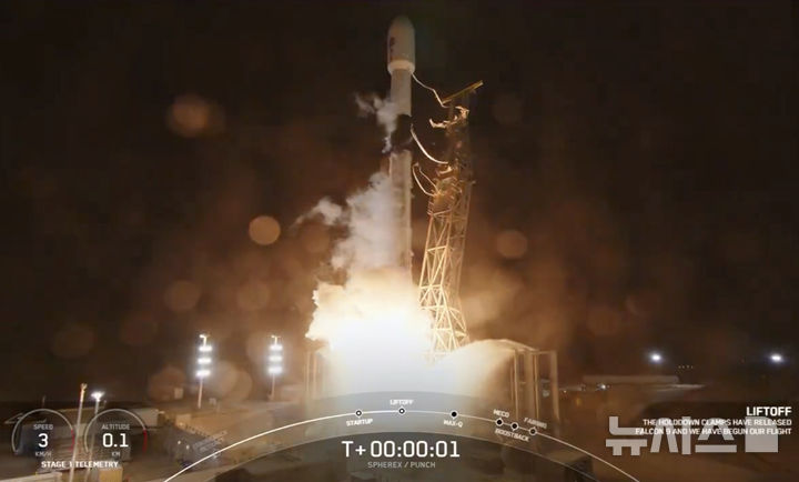 [캘리포니아=AP/뉴시스] SpaceX가 11일(현지 시간) 공개한 사진에 미국 캘리포니아 반덴버그 우주군 기지에서 차세대 우주망원경 스피어엑스(SPHEREx)를 실은 팰컨9가 발사되고 있다. 2025.03.12.