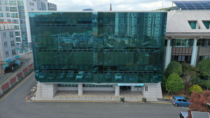 [통영=뉴시스] 신정철 기자= 경남 통영시의회(의장 배도수)는 오는 14일부터 21일까지 8일간 제236회 통영시의회(임시회)를 개회한다. 이번 임시회에서는 2025년도 제2차 수시분 공유재산 관리계획안과 조례안 등을 심사하고 6월 정례회에 실시 예정인 행정사무감사를 대비하여 주요 사업장 현장방문을 진행한다.사진은 통영시의회 청사 전경.(사진=통영시의회 제공).2025.03.12. photo@newsis.com *재판매 및 DB 금지