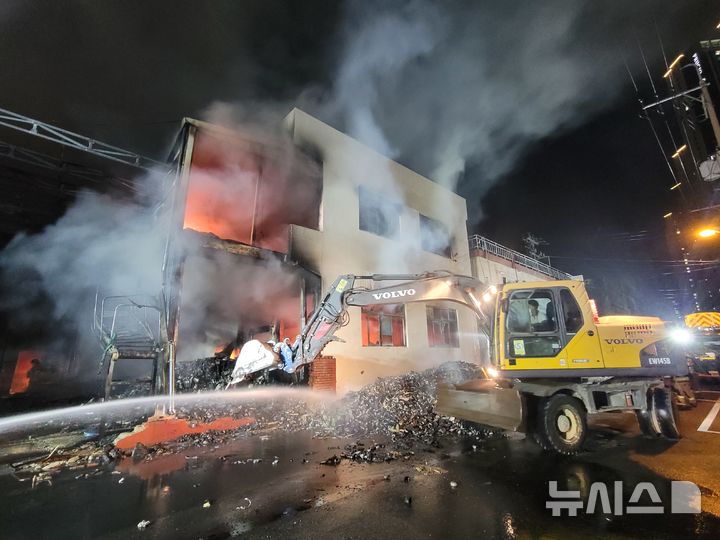 [김해=뉴시스]김해 신발공장 화재. (사진=소방서 제공). 2025.3.12. photo@newsis.com