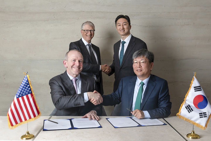 [서울=뉴시스] HD현대가 최근 테라파워와 '나트륨 원자로의 상업화를 위한 제조 공급망 확장 전략적 협약'을 체결했다. 사진은 오른쪽부터 HD현대중공업 원광식 해양에너지사업본부장, HD현대 정기선 수석부회장, 테라파워 빌 게이츠(Bill Gates) 창업자, 크리스 르베크(Chris Levesque) 최고경영자의 모습. (사진=HD현대 제공) 2025.3.12. photo@newsis.com *재판매 및 DB 금지