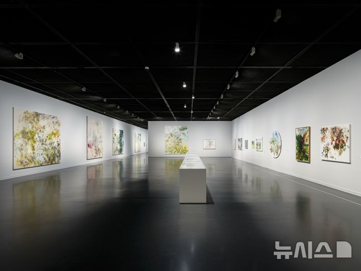 [서울=뉴시스] 삼화페인트공업이 친환경 페인트를 지원한 김명희 작가 개인전 내부 모습. (사진= 삼화페인트공업 제공) 