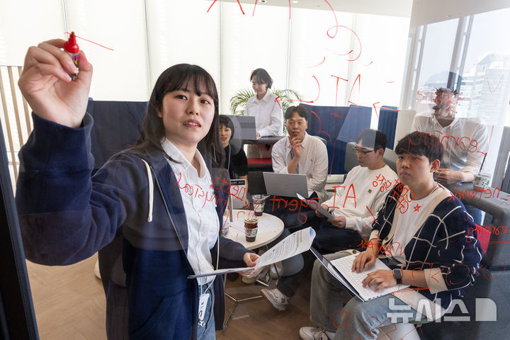 [서울=뉴시스]KT가 AX 딜리버리 전문센터(가칭)에 합류할 AX 중추 인력 채용을 실시한다고 12일 밝혔다. 사진은 KT AX 딜리버리 전문센터 직원들이 글로벌 선도 기업 내 최고 전문가들과 공동 프로젝트를 준비하고 있는 모습. (사진=KT 제공)