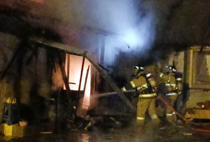  [문경=뉴시스] 문경시 문경읍 관음리 단독주택에서 발생한 화재를 진화하고 있다. 2025.03.12. (사진=경북소방본부 제공) photo@newsis.com *재판매 및 DB 금지