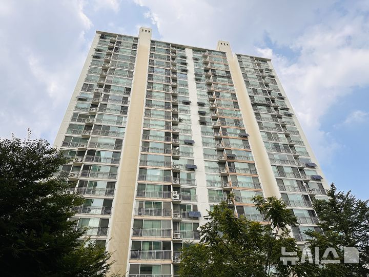 [광명=뉴시스]광명지역 아파트 단지 일부 세대에 미니태양광 패널이 설치돼 있다.(사진=광명시 제공)2025.03.12.photo@newsis.com