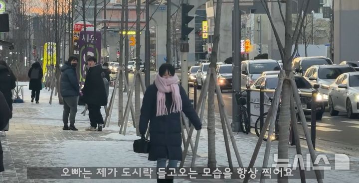 [서울=뉴시스] 남편의 직장까지 도시락을 배달하는 모습. (사진=유튜브 '여름일기' 캡처)
