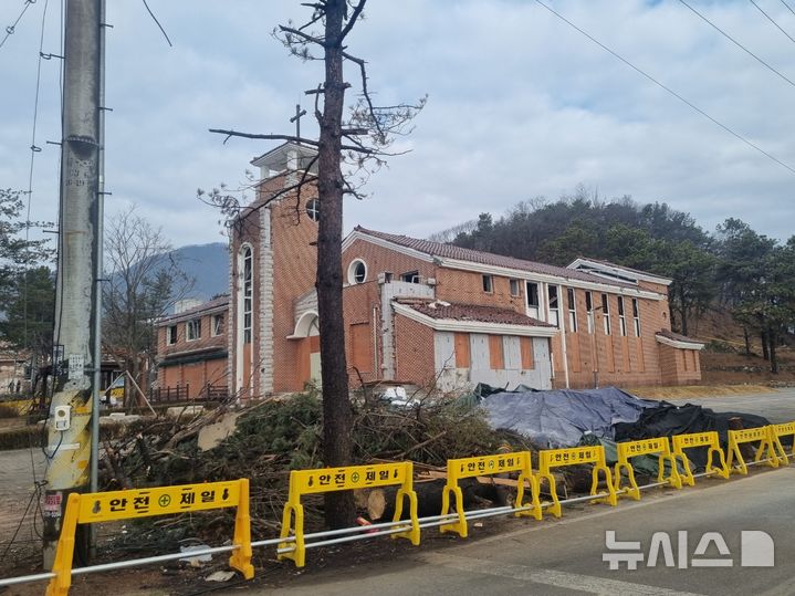 [포천=뉴시스] 김도희 기자 = 경기 포천시 전투기 오폭사고가 발생한지 일주일째인 12일 오전 파손된 성당 앞에 나뭇가지와 여러 잔해가 쌓인 채 통제되고 있다. 2025.03.12 kdh@newsis.com