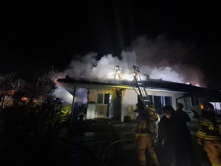 [강릉=뉴시스] 11일 강릉시 사천면 목조주택에서 화재가 발생, 소방당국이 불을 끄고 있다.(사진=강릉소방서 제공) photo@newsis.com *재판매 및 DB 금지