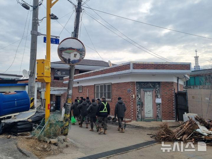 [포천=뉴시스] 김도희 기자 = 경기 포천시 전투기 오폭사고가 발생한지 일주일째인 12일 오전 군 관계자들이 정리 기구를 들고 마을을 돌아다니고 있다. 2025.03.12 kdh@newsis.com 