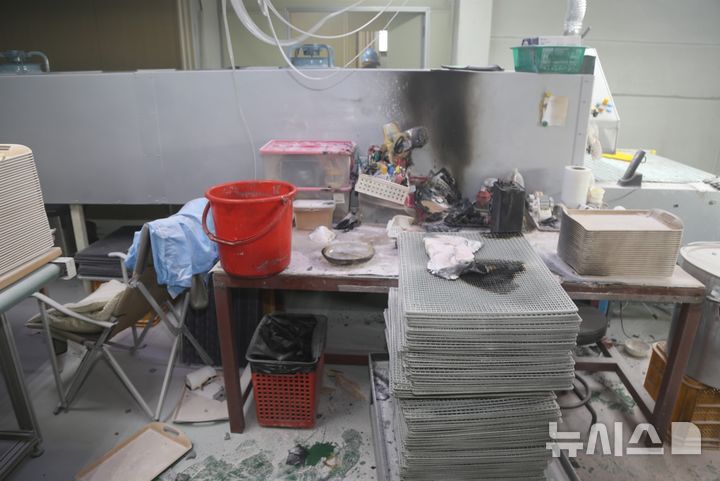 [부천=뉴시스] 지난 11일 오후 1시10분께 부천 오정구 삼정동 도장업체 4층에서 화재가 발생했다. (사진=부천소방서 제공) 2025.03.12. photo@newsis.com