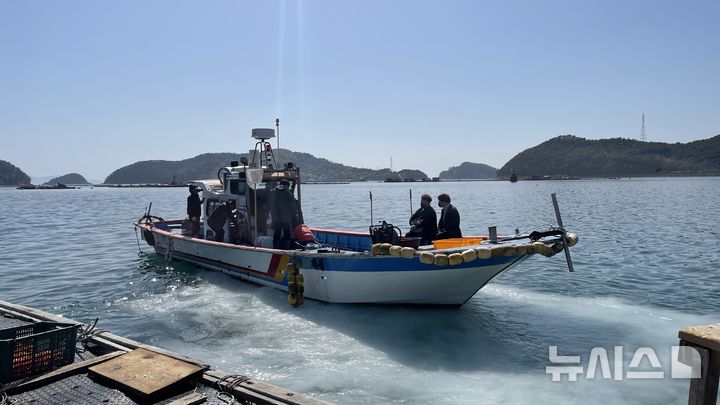 [창원=뉴시스]경상남도 귀어학교 교육생 어선 탑승 실무교육.(사진=경남도 제공)
