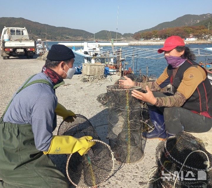[창원=뉴시스]경상남도 귀어학교, 통발 관리 및 설치 현장 교육.(사진=경남도 제공)