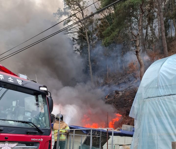 [광주=뉴시스] 12일 오전 광주 광산구 임곡동의 한 빈집에서 난 불이 야산으로 번져 신고를 받고 출동한 소방당국이 불을 끄고 있다. (사진=광주 광산구 제공) 2025.03.12.photo@newsis.com *재판매 및 DB 금지