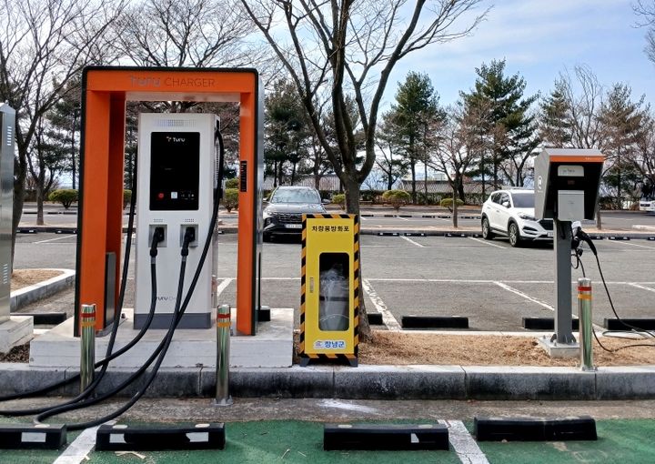 [창녕=뉴시스] 창녕군이 전기차 화재 대응을 위해 공용주차장에 질식소화포를 설치했다. (사진= 창녕군 제공) 2025.03.12. photo@newsis.com *재판매 및 DB 금지