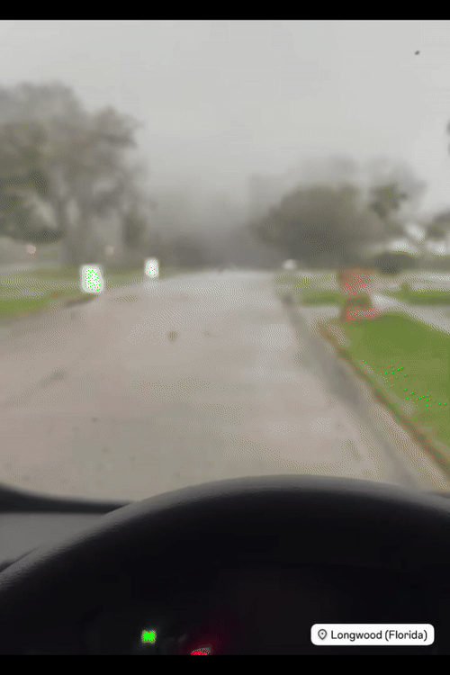 [서울=뉴시스] 2025년 3월 11일 온라인상에서 화제가 된 토네이도 속에 갇힌 여성이 촬영한 영상.(사진=페이스북 갈무리) *재판매 및 DB 금지 *재판매 및 DB 금지