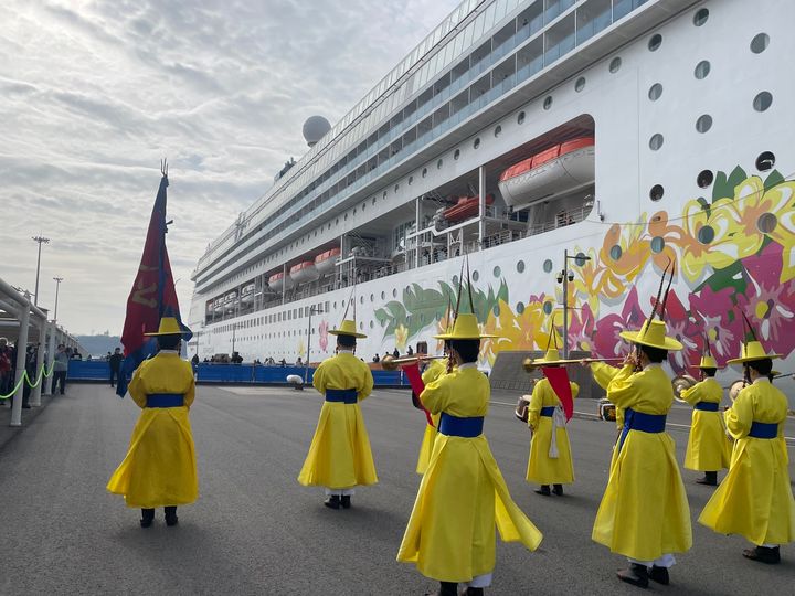 [여수=뉴시스] 여수시립국악단 '취타대'가 12일 오전 전남 여수엑스포항에 입항한 '노르웨지언 스카이호'(7만 7000t급)를 환영하고 있다. (사진=여수시 제공) 2025.03.12. photo@newsis.com *재판매 및 DB 금지