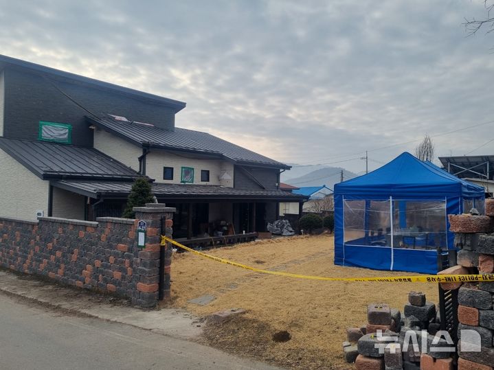 [포천=뉴시스] 김도희 기자 = 경기 포천시 전투기 오폭사고가 발생한지 일주일째인 12일 오전 파손된 주택 마당 앞에 집주인이 머무를 수 있는 천막이 설치돼 있다. 2025.03.12 kdh@newsis.com