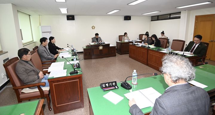 [대전=뉴시스] 조명휘 기자 = 대전 대덕구의회 예결특위가 12일 각 상임위원회에서 넘어온 2025년 제1회 추가경정 예산안을 심사하고 있다. (사진= 대덕구의회 제공) 2025.03.12. photo@newsis.com *재판매 및 DB 금지