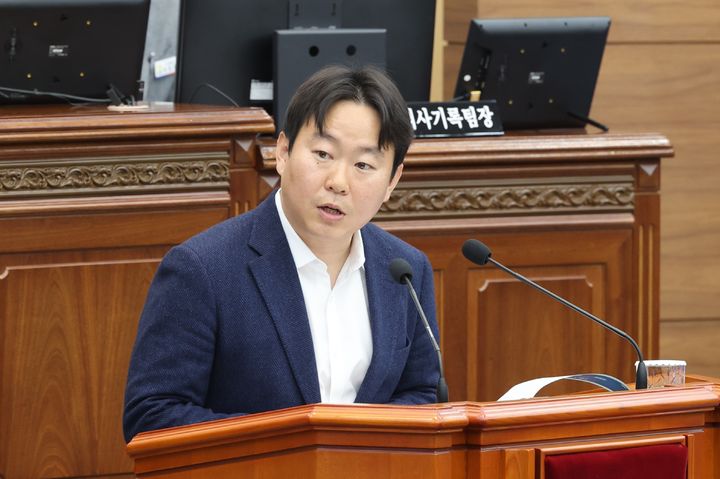 [창원=뉴시스] 강경국 기자 = 박승엽 경남 창원시의원이 12일 열린 제141회 임시회 제2차 본회의에서 시정질문을 하고 있다. (사진=창원시의회 제공). 2025.03.12. photo@newsis.com *재판매 및 DB 금지