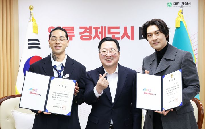 [대전=뉴시스]대전시는 12일 대전시청에서 배우 '이필모'와 힙합 래퍼 '레디(본명 김홍우)'를 홍보대사로 신규 위촉했다. (사진=대전시 제공) 2025. 03. 12 photo@newsis.com *재판매 및 DB 금지