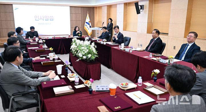 [안산=뉴시스]이민근 안산시장이 12일 열린 학교시설 개방 실무 협약 체결식에서 인사말을 하고 있다.(사진=안산시 제공)2025.03.12.photo@newsis.com