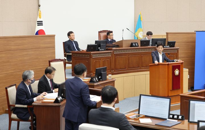 [창원=뉴시스] 강경국 기자 = 박해정 경남 창원시의원이 12일 열린 제141회 임시회 제2차 본회의에서 홍남표 시장을 상대로 수소액화 플랜트 사업에 대해 시정질문을 하고 있다. (사진=창원시의회 제공). 2025.03.12. photo@newsis.com *재판매 및 DB 금지