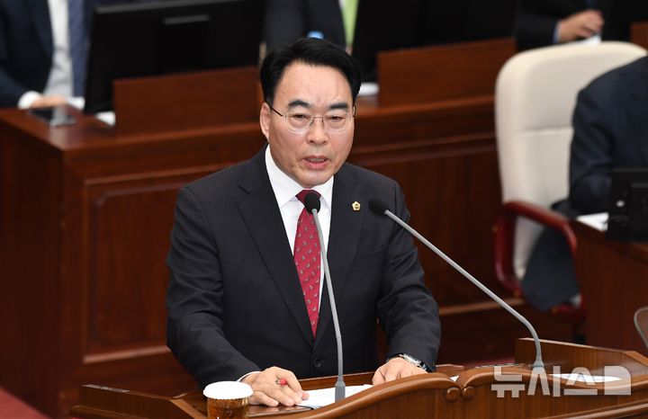 [창원=뉴시스]임철규 경남도의원이 12일 제421회 임시회 제2차 본회의에서 도정질문을 하고 있다.(사진=경남도의회 제공) 2025.03.12. photo@newsis.com