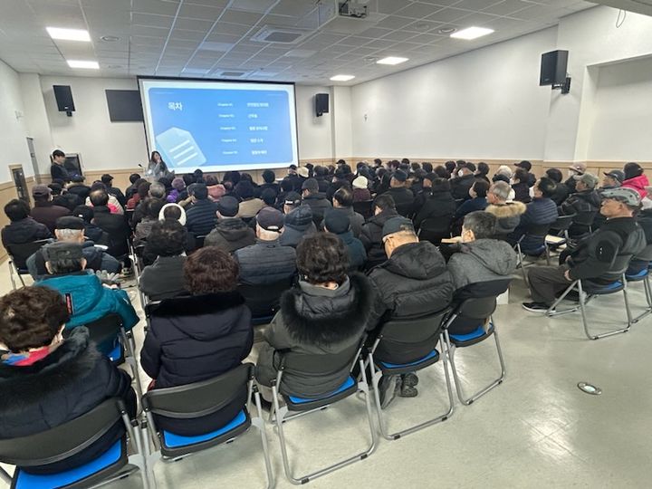 [서울=뉴시스] 찾아가는 사전연명의료의향서 설명회. 2025.03.12. (사진=강북구 제공) *재판매 및 DB 금지