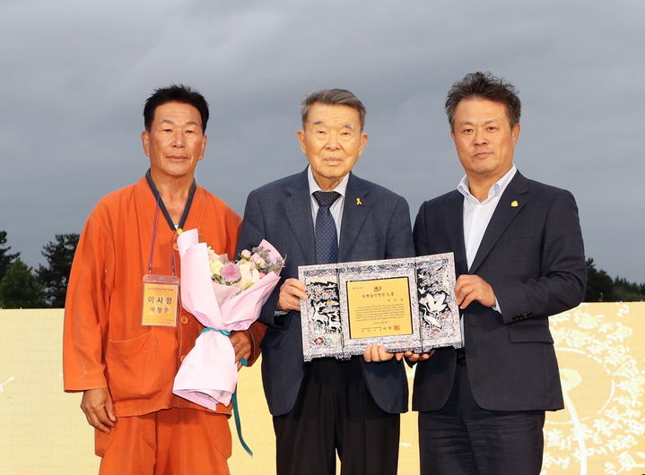 [정읍=뉴시스] 지난해 정읍 '동학농민혁명기념제'에서 동학농민혁명대상을 수상한 이만열 전 국사편찬위원장(가운데)이 이학수 정읍시장(오른쪽), 곽형주 동학농민혁명계승사업회 이사장(왼쪽)과 함께 사진을 찍고 있다. (사진=정읍시 제공) 2025.03.12. photo@newsis.com *재판매 및 DB 금지