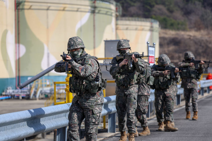 [광주=뉴시스] 박기웅 기자 = 육군 제31보병사단 장병들이 지난 11일 한국석유공사 곡성지사에서 열린 유관기관 통합 방호훈련에서 적 식별을 위한 수색 작전을 펼치고 있다. (사진 = 31사단 제공) 2025.03.12. photo@newsis.com *재판매 및 DB 금지