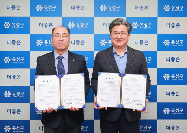 [대전=뉴시스] 조명휘 기자 = 고상휘(왼쪽) 한화에어로스페이스 사업장장과 정용래 대전 유성구청장이 12일 구청 행복사랑방에서 저소득가구의 주거환경 개선을 위한 업무 협약을 체결하고 있다. (사진= 유성구 제공) 2025.03.12. photo@newsis.com *재판매 및 DB 금지