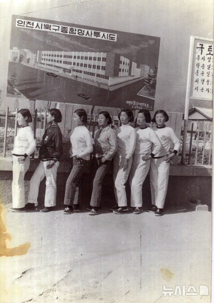 [인천=뉴시스] 최우수상을 받은 최명애씨의 '북구청 조감도 앞에서 친구들과 함께'. (사진=부평구 제공) 2025.03.12. photo@newsis.com *재판매 및 DB 금지