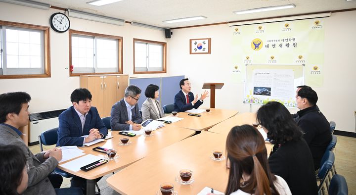 [울산=뉴시스] 박수지 기자 = 박천동 울산 북구청장이 12일 최근 학대사건이 발생한 장애인거주시설을 방문해 시설 관계자들과 재발 방지대책을 논의하고, 시설을 살펴봤다. (사진=북구 제공) 2025.03.12. photo@newsis.com *재판매 및 DB 금지