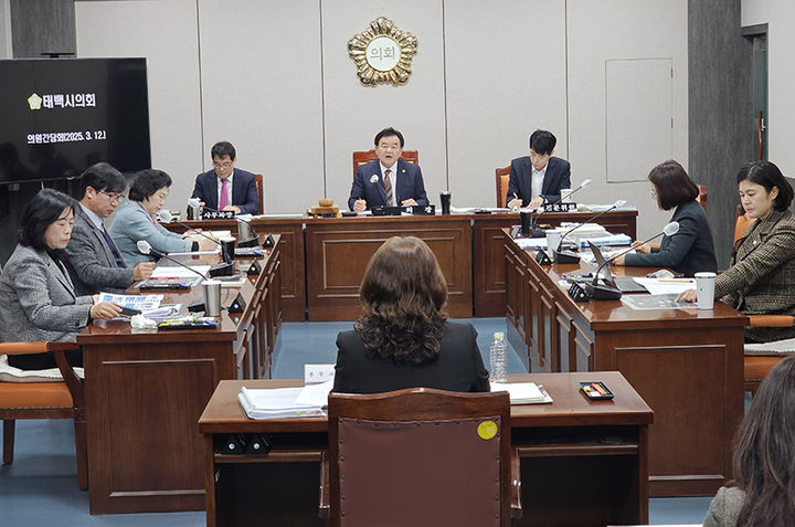 12일 태백시의회 위원회실에서 열린 현안 간담회가 고재창 시의장 진행으로 열리고 있다.(사진=뉴시스) *재판매 및 DB 금지