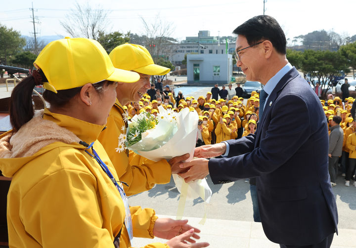 [고창=뉴시스] 12일 고창군 농산물유통센터에서 열린 외국인계절근로자 환영식, 심덕섭 군수가 지난해에 이어 재입국한 배트남 근로자들에게 환영의 꽃다발을 전하고 있다. *재판매 및 DB 금지