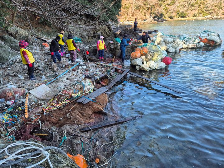 경남 해양쓰레기 수거 활동.(사진=경남도 제공) *재판매 및 DB 금지