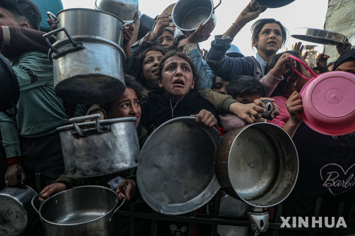 [자발리아=신화/뉴시스] 지난 11일(현지 시간) 가자지구 북부 자발리아 난민촌 자선 급식소에서 팔레스타인 난민들이 구호 음식을 받으려 필사적으로 몰려들고 있다. 2025.03.15.