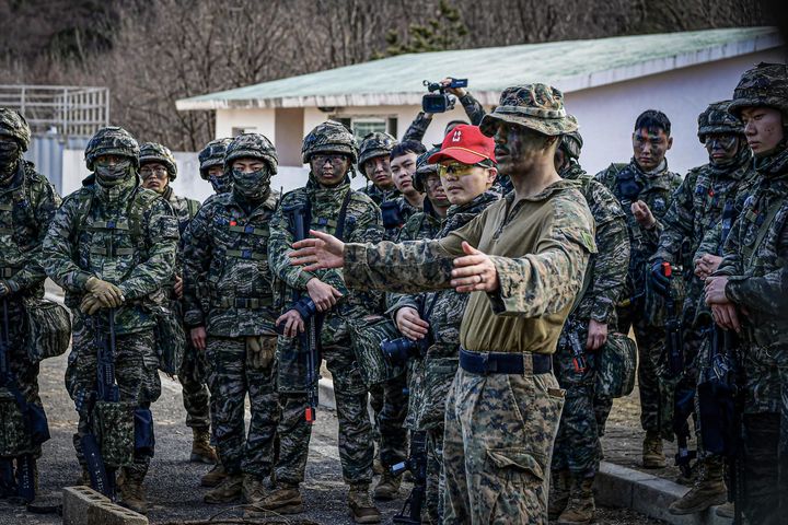 [서울=뉴시스] 한미 해병대는 지난 3일부터 12일까지 김포와 강화 일대 훈련장에서 '25-1차 KMEP 연합보병훈련을 실시하고 있다. 미 해병대 교관이 도시지역전투 훈련에 앞서 훈련 중점 및 유의사항에 대해 설명하고 있다. (사진=해병대사령부 제공) 2025.03.12. photo@newsis.com *재판매 및 DB 금지