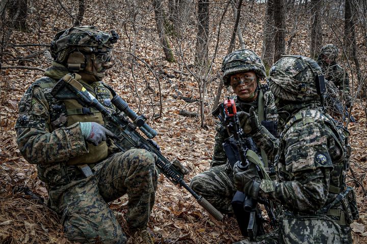 [서울=뉴시스] 한미 해병대는 지난 3일부터 12일까지 김포와 강화 일대 훈련장에서 '25-1차 KMEP 연합보병훈련을 실시하고 있다. 한미 해병대 장병들이 쌍방 자유 기동식 교전훈련 중 전술토의를 실시하고 있다. (사진=해병대사령부 제공) 2025.03.12. photo@newsis.com *재판매 및 DB 금지