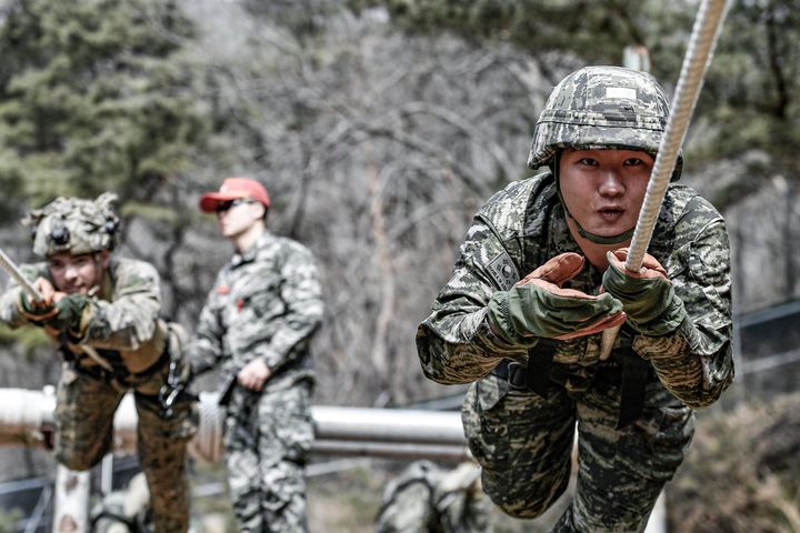 [서울=뉴시스] 한미 해병대는 지난 3일부터 12일까지 김포와 강화 일대 훈련장에서 '25-1차 KMEP 연합보병훈련을 실시하고 있다. 한미 해병대 장병들이 다양한 산악지형지물 극복을 위한 외줄도하훈련을 실시하고 있다. (사진=해병대사령부 제공) 2025.03.12. photo@newsis.com *재판매 및 DB 금지