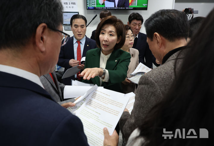 [서울=뉴시스] 고승민 기자 = 나경원 등 국민의힘 의원들이 12일 서울 여의도 국회 소통관에서 윤석열 대통령 탄핵 심판 관련 헌법재판소 2차 공개탄원서 제출 기자회견을 하기 전 문서를 보며 대화하고 있다. 2025.03.12. kkssmm99@newsis.com